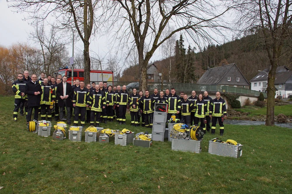 Bürgermeister Christoph Weber übergab die Pumpen, Flutboxen und Spannungsprüfer an die Feuerwehr der Stadt Meschede. Foto: Feuerwehr