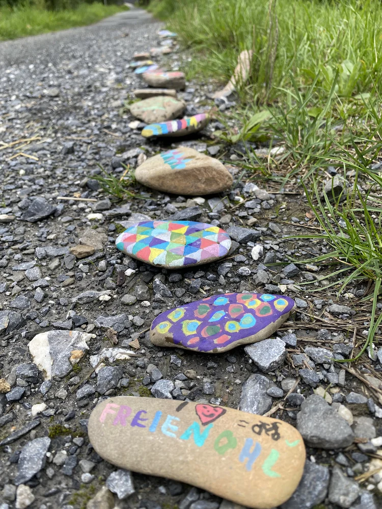Krabbelgruppe gestalteten an mehreren
Donnerstagen Steine aus der Ruhr.